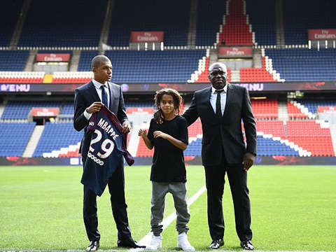 Mbappe, em trai và Cha anh trong ngày a ra mắt PSG